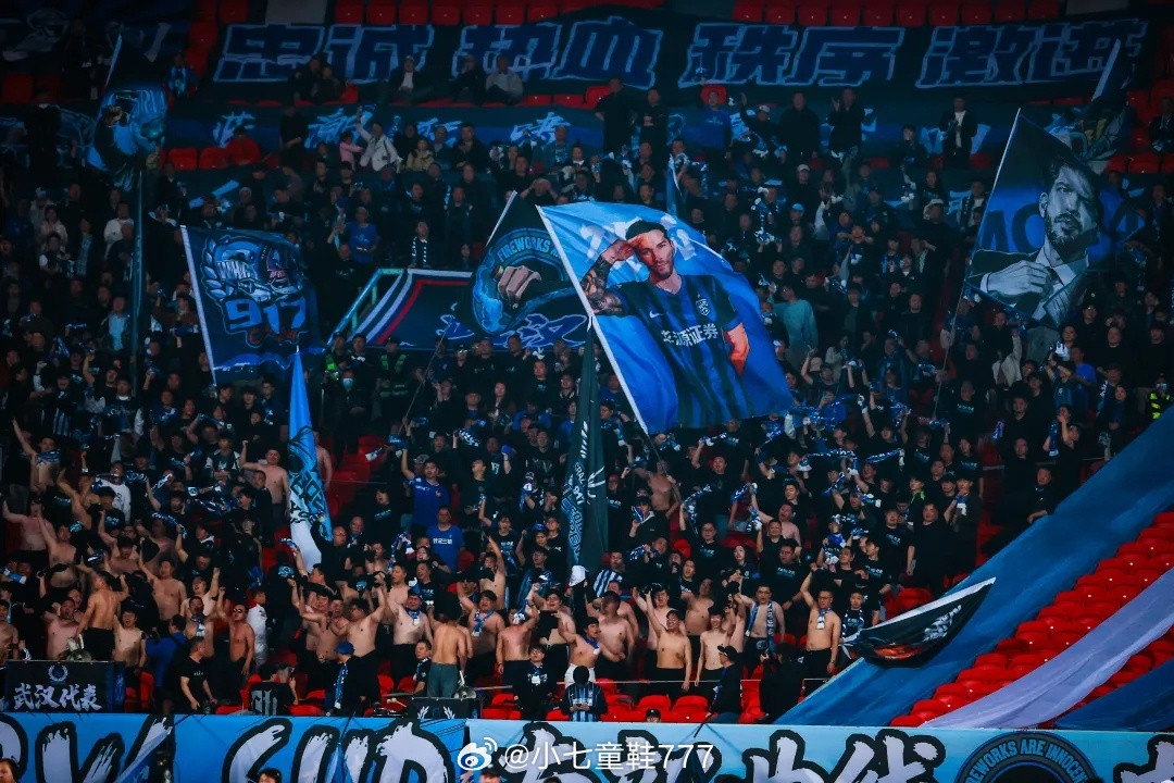 武汉三镇主场球迷热情呈上升趋势本轮武汉三镇主场人数虽然未能破2万，但摆脱了垫底的