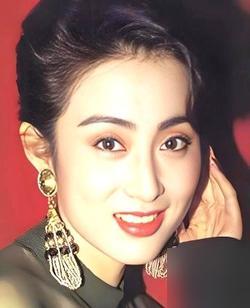 一夜之间，全香港的导演都像躲瘟神一样躲着她。昔日当红女星就因为和控制自己九年