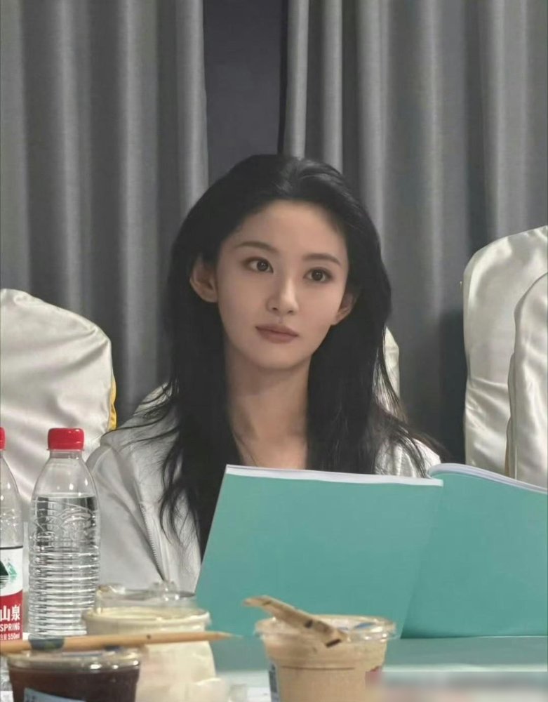 赵晴又拿下一部定制女主，两年四部，全是于正砸出来的。9月7号于正发博，配她金色流苏礼服照，@本人讲演