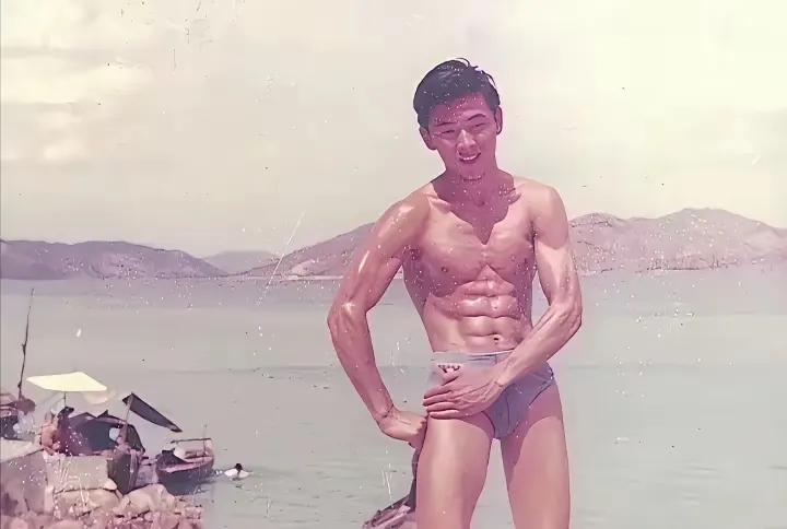 王羽传说影视圈里唯一打败过李小龙的人，也不知真假，他本人不算帅，但也相当有型了，