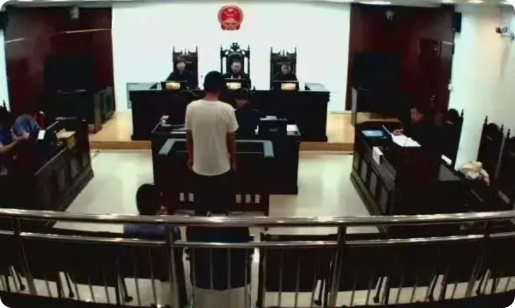 青海格尔木，女子与男同事在交往过程中，逐渐亲近，并在车上发生关系。之后，男子外出