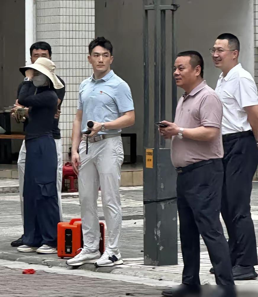 别再说他“吃软饭”了。看看他转业前的履历：反恐精英，战友称“岭南有悍虎”。祖父