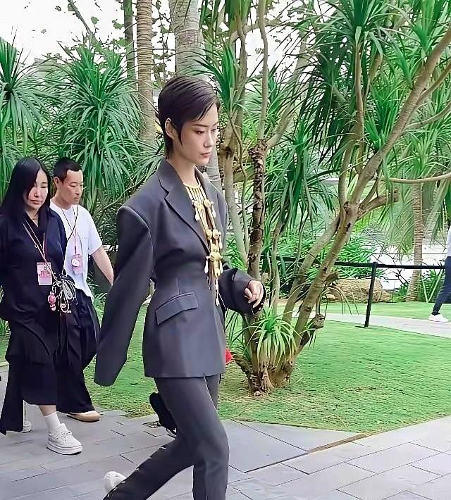 你看那袖口，大的都能当麻袋了。李宇春在三亚ELLE风尚大典的路透照，一下就抓