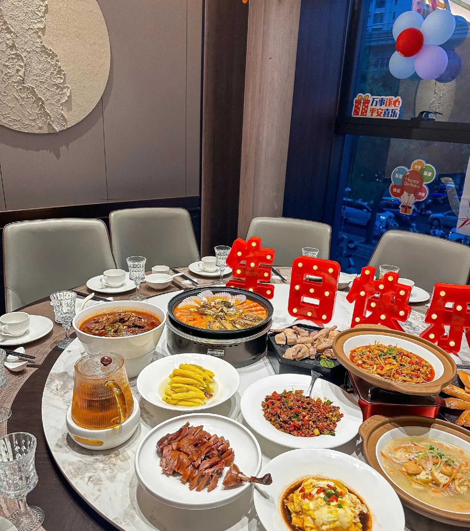 这饭吃的好难受，强颜欢笑的滋味不好受啊儿媳妇生日，我请客去酒店包了一桌，饭桌上