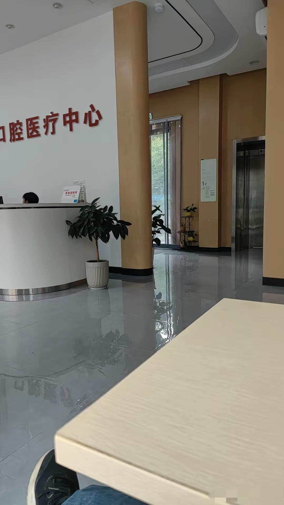 昨天与一位三甲医院领导在一起吃饭，他说:现在医院日子很难过，准备裁员。问:医院