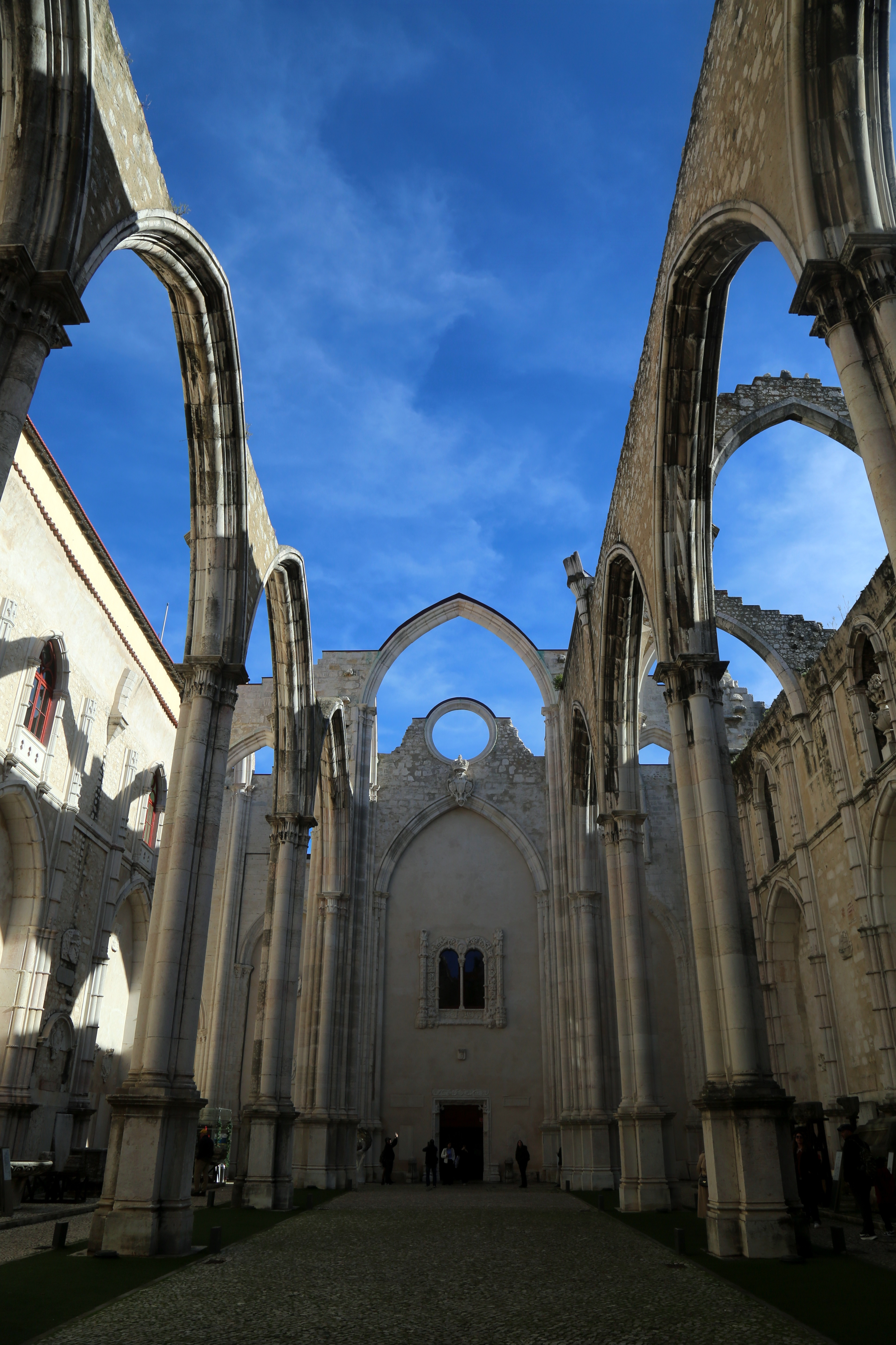 里斯本的卡尔莫修道院的历史很特别,原本的教堂在1755年里斯本大地震中被摧毁.