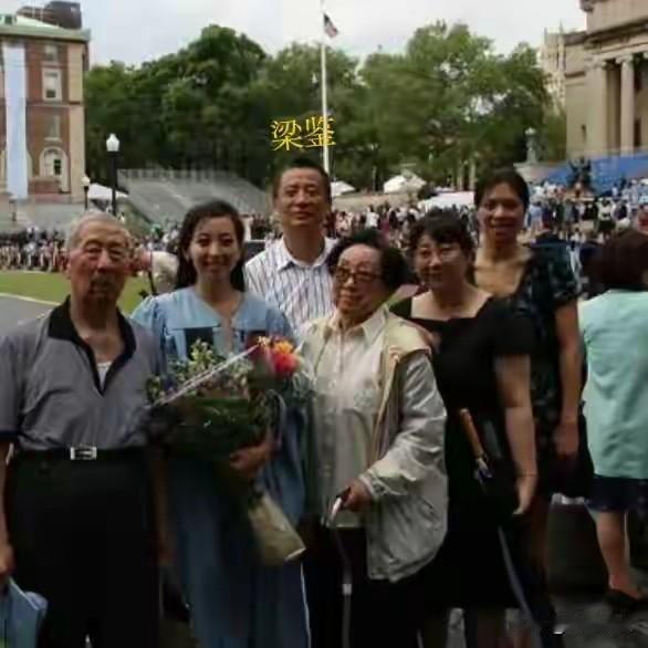 林徽因之孙梁鉴参加女儿梁周洋毕业典礼的合影，照片里，梁鉴站在女儿身后，神态平和，
