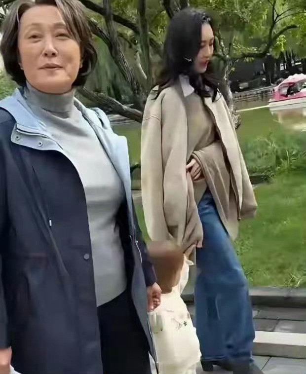 我记得她不是和德云社何九华在一起了吗？这是他俩的孩子吗？怎么不见何九华呢？时间过