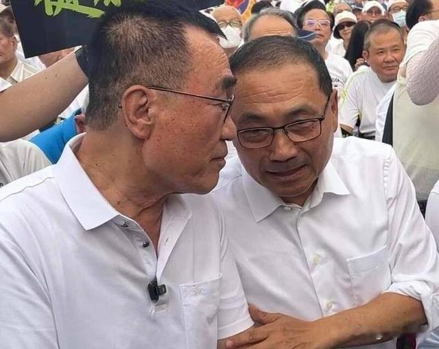 新北板桥兴隆市场上演令人揪心的一幕。国民党民代叶元之陪同新北市长参选人李四川沿街