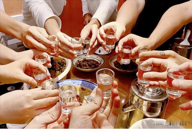 江苏盐城，男子在部门聚餐时，喝了点酒。酒后乘坐同事的车回宿舍时，想起来忘了打卡，