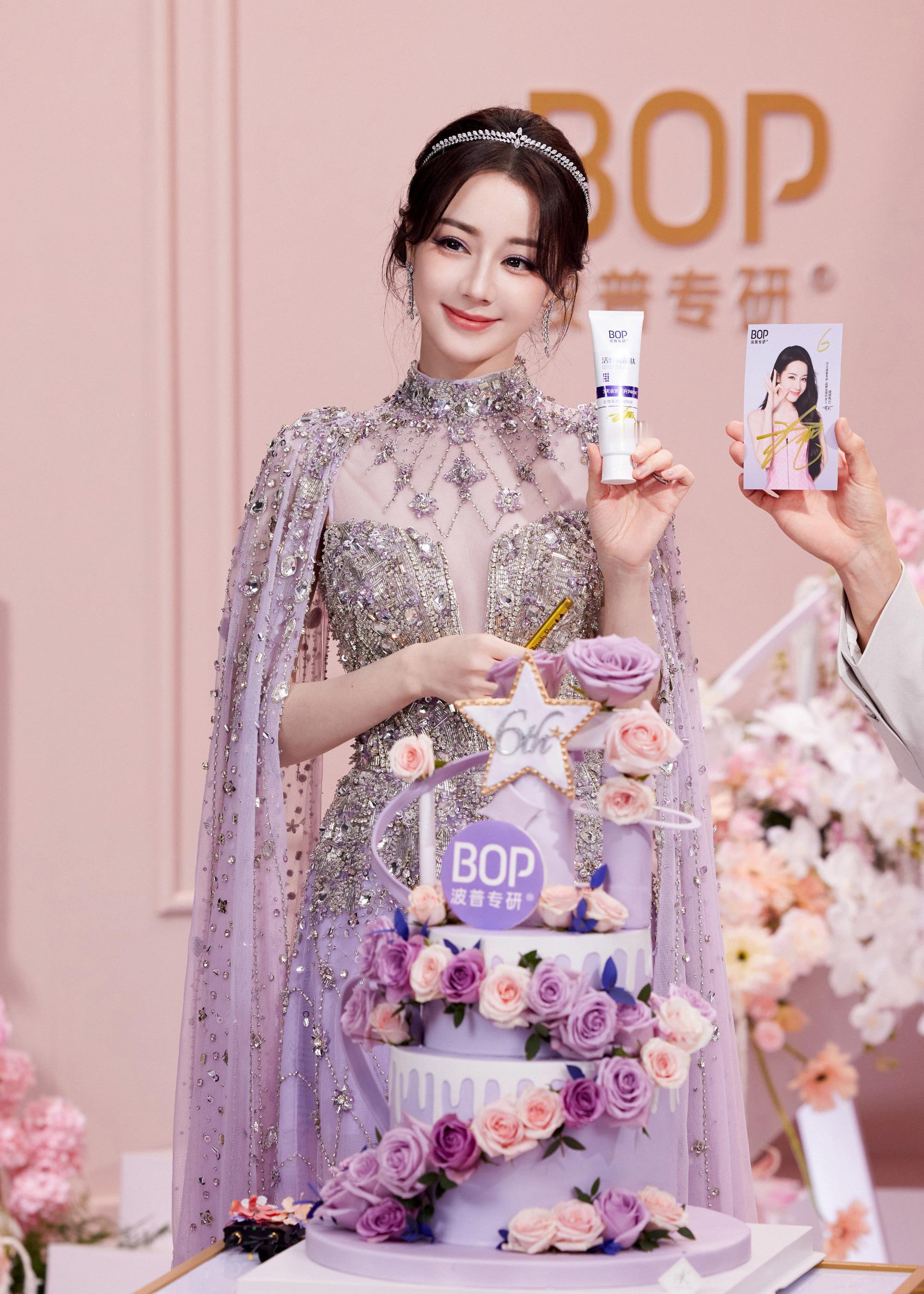 迪丽热巴星光人物第三热巴真可以呀，这一身Khaled&Marwan定制紫藤