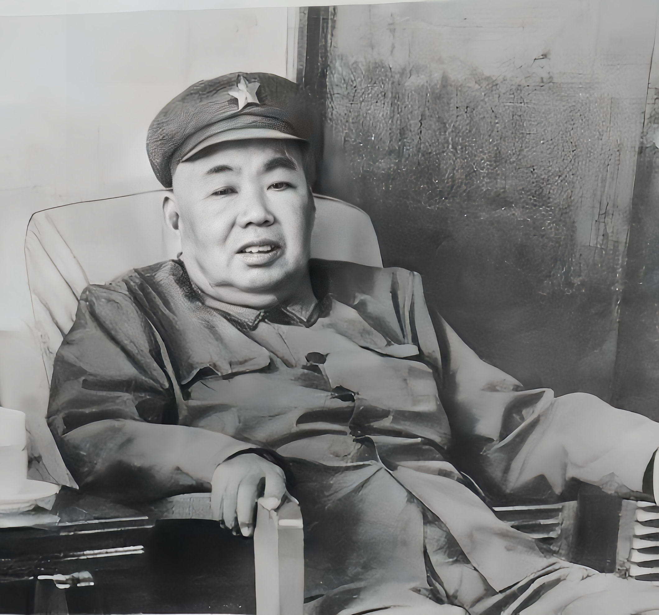 1971年9月14日，周总理给南京军区司令员许世友打来电话，说叛逃的那个人摔死了