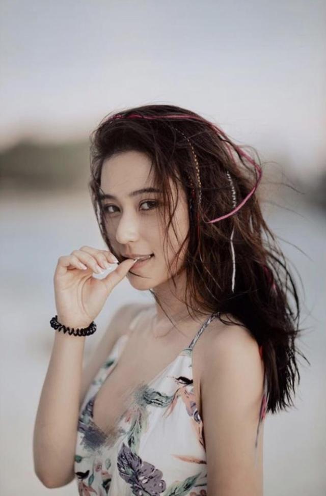 何超莲这手好牌打得稀碎，真是白瞎了赌王千金的身份赌王三房的好出身，愣是让何