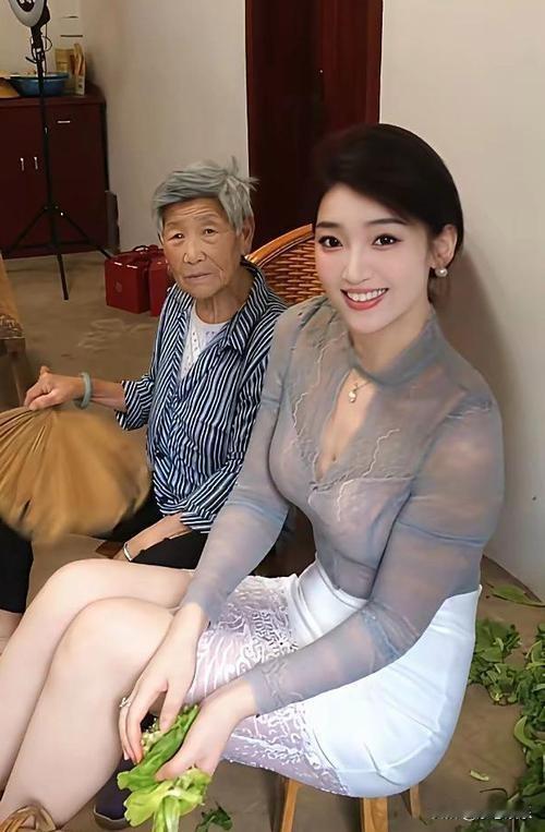 善良的美女，会在别人遇到困难时毫不犹豫地伸出援手，用温暖的话语和实际的行动给予他