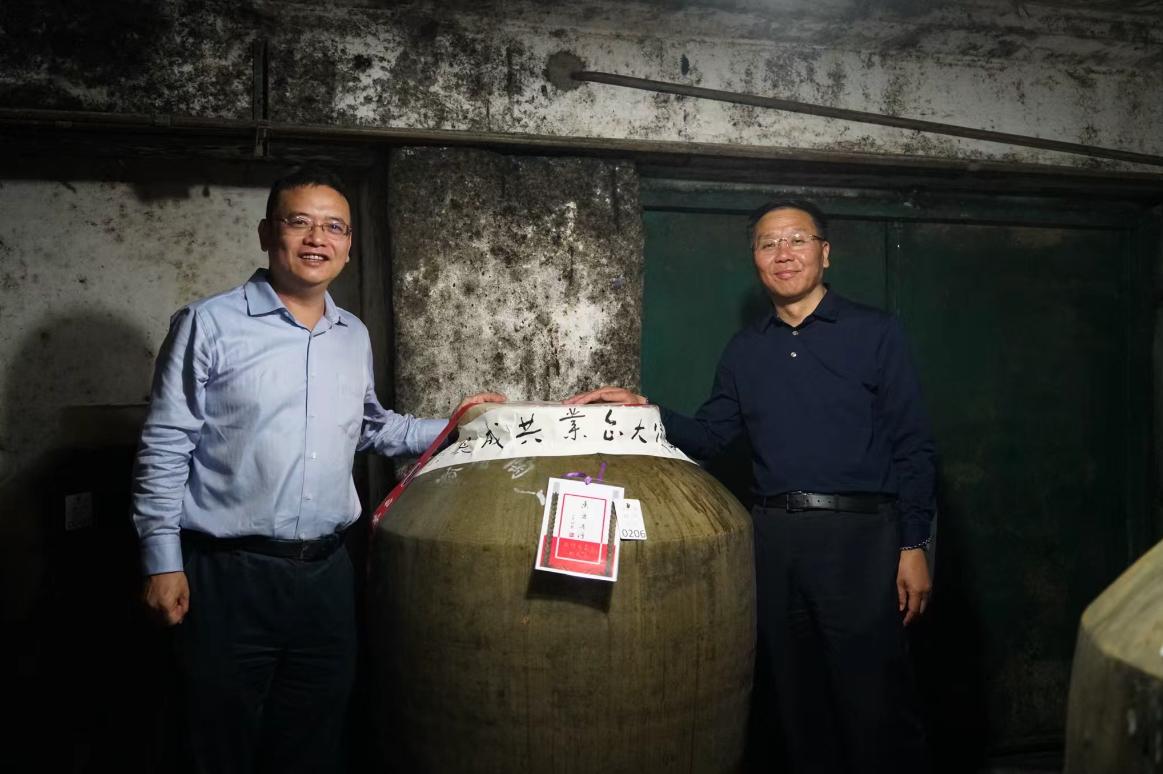 但斌2018年在茅台酒厂封坛的陈酿将启封据了解，茅台提供两种超大定制坛，35