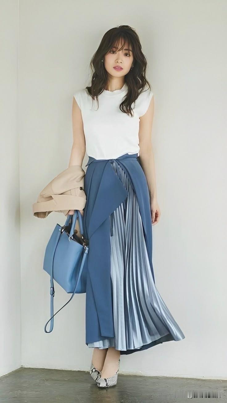 清新简约风穿搭，白色上衣+蓝色百褶裙，优雅气质满满！白色上衣配蓝色百褶裙，这清
