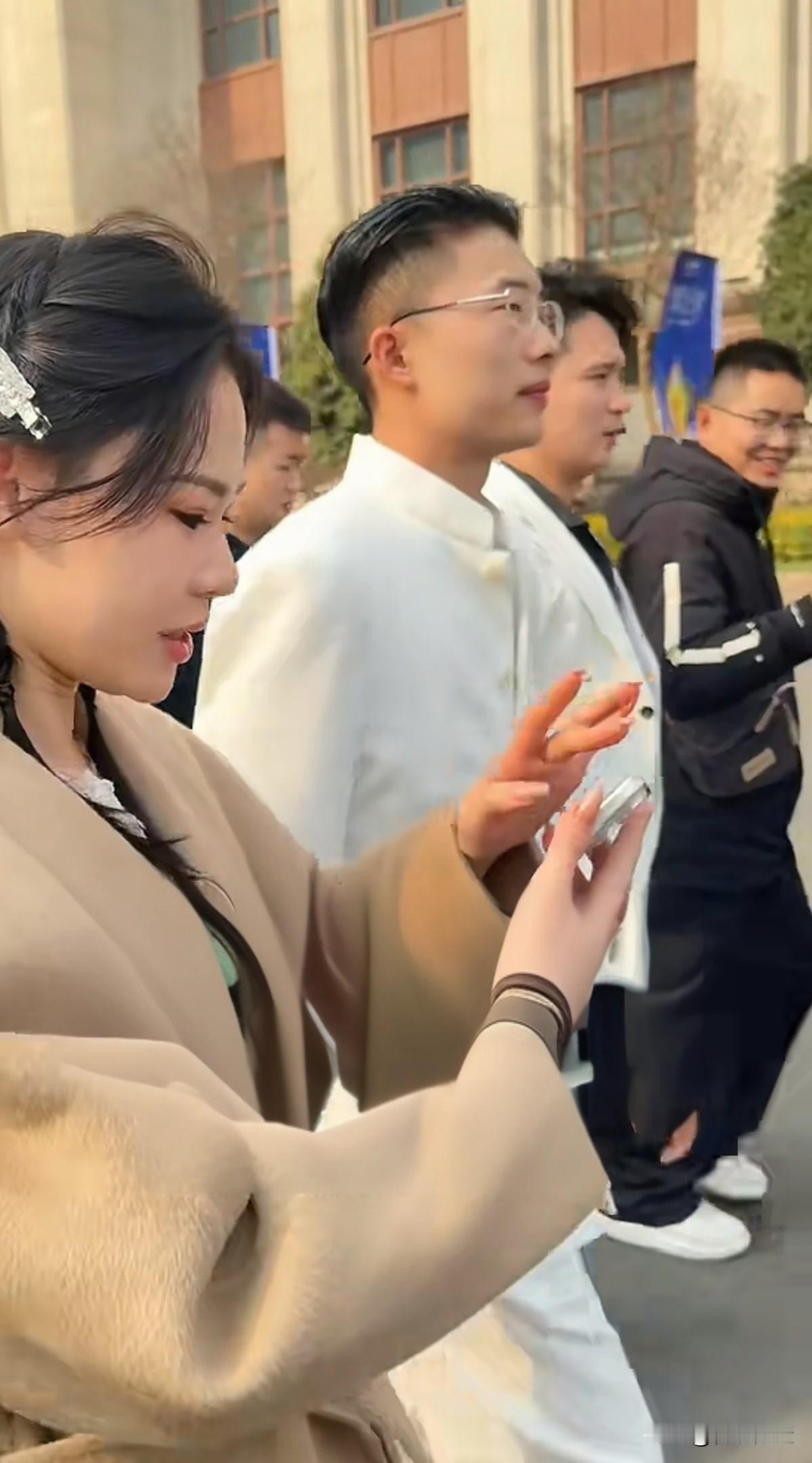 超级网红巨星郭有才老师，刚刚新婚大喜，来不及度蜜月就匆匆携夫人苏畅赶往下一个直播