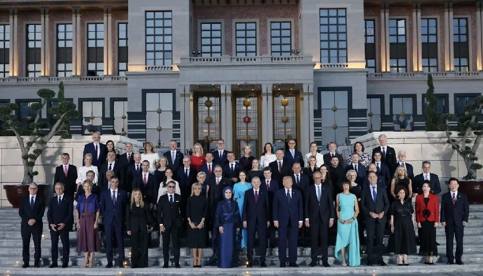 7月7日，北约峰会在安卡拉举行，32个成员国及伙伴国领导人拍摄全家福，泽连斯基与