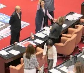 台湾省立法机构今天要处理“特别条例”草案，在国民党团和民众党团联手下，以多数表决