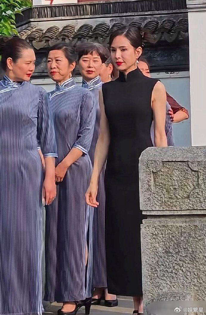 本来觉得李若彤好漂亮，结果碰到了大妈们，才发现李若彤居然没赢​​​