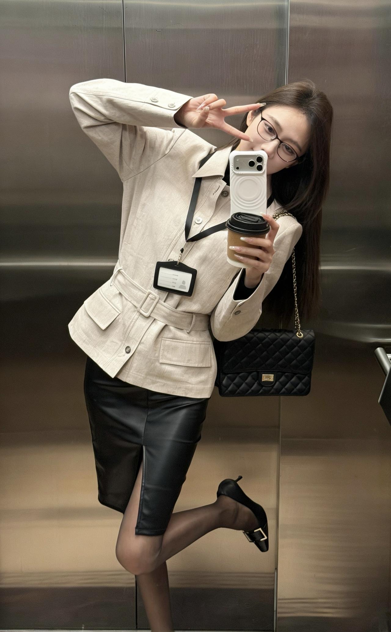 今日穿搭推荐风格是轻熟干练的都市通勤风。•上衣：浅卡其色收腰工装风外套，自