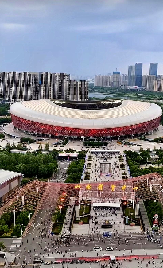 6月14日、15日，周深在山西体育中心连开两场演唱会。能连办两天的歌手，