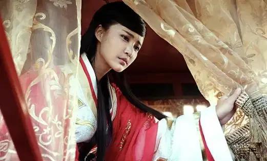 公元前101年，19岁的解忧公主远嫁乌孙国，50年后，69岁的她荣归故里。解忧
