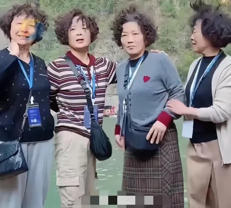 我发现一个现象：在大妈们的认知里，她们没有“撞衫”这个概念。很多人不理解，大妈