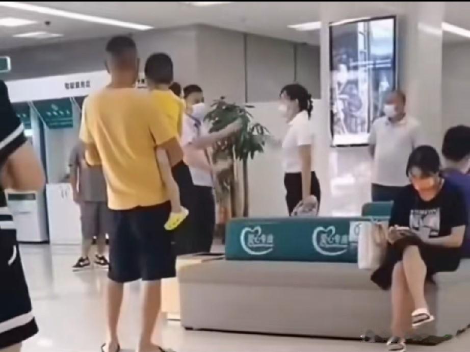 一男子带着娃去取幼儿补贴，拿身份证要转账，柜员说要身份证，给她身份证又不行，说还