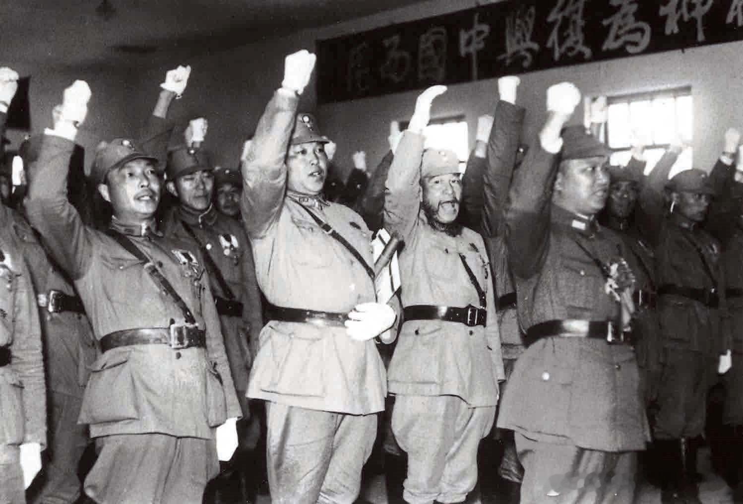 40年代汪伪中央陆军军官学校的军官在宣誓。1941年9月汪伪中央陆军军官学校成立