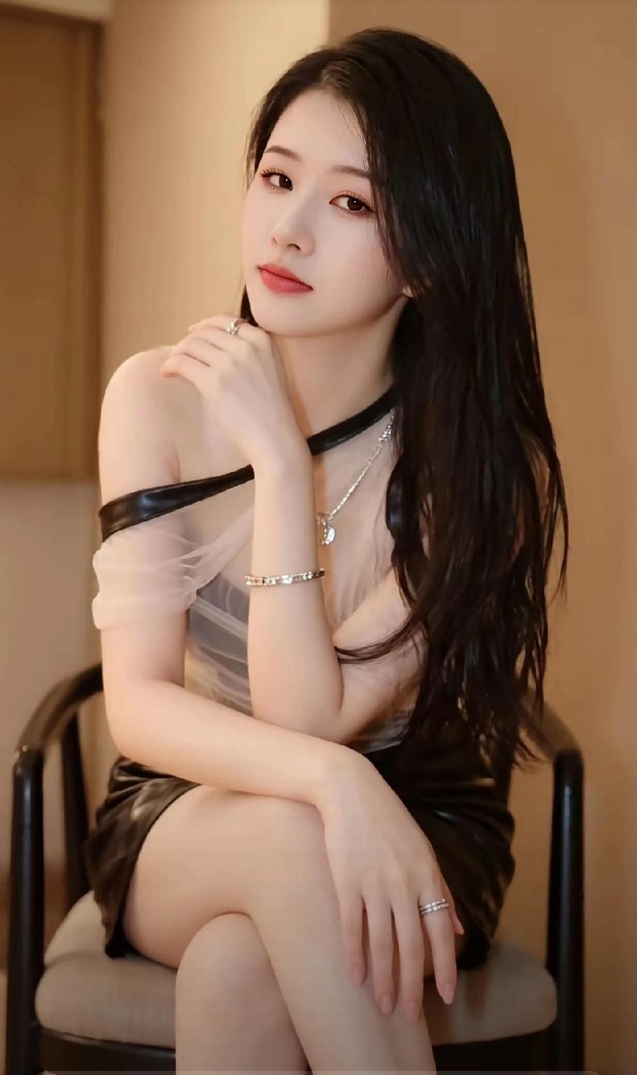 优雅黑发少女，温柔微笑，时尚穿搭，气质迷人