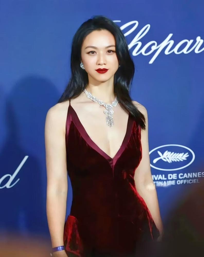 一个被自家‘封杀’的女演员，反而在邻国被捧上神坛。这边，一部电影让她销声匿迹