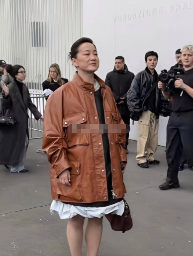 贾玲受邀参加时装周，瘦了之后整个人气质明显不一样了​​​