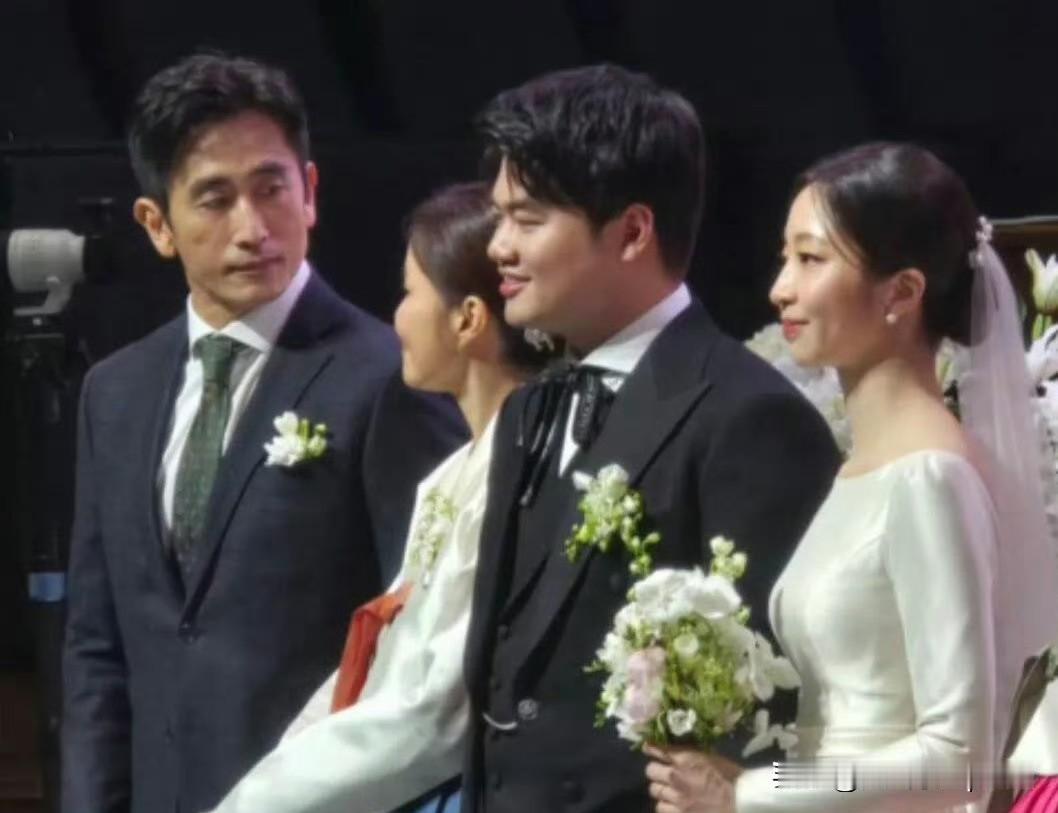 车正民结婚啦！爸爸车仁表一身正装亮相，状态真的好绝——58岁依旧身姿挺拔，不愧