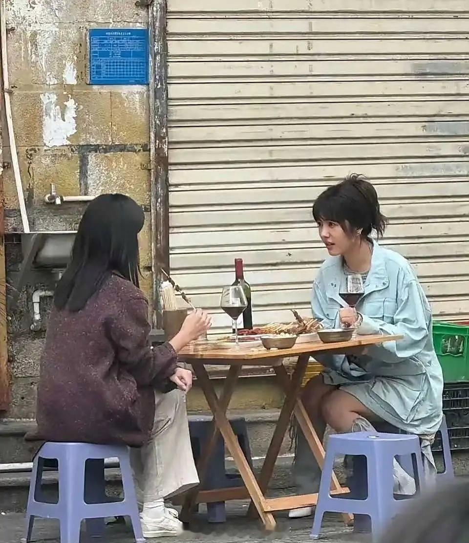 路边摊也吃出仪式感这是谁呀​​​