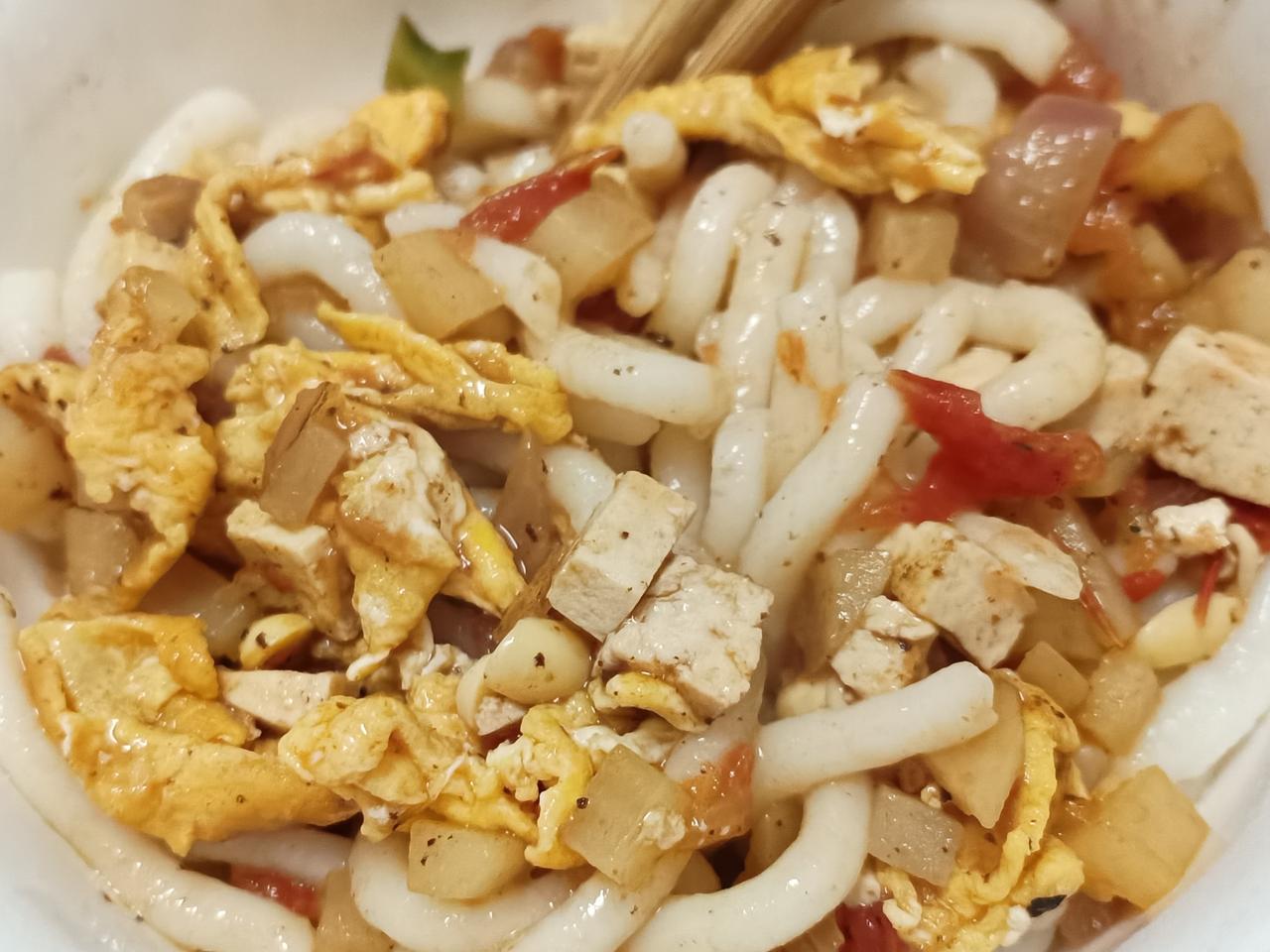 今日晚饭：饸饹面，红薯，这是我的。家人是牛肉饸饹面。