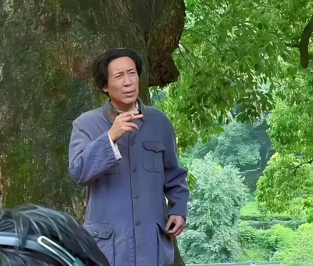 于和伟演伟人？形似吗？不如古月。神似吗？还不如唐国强。这种形散神更散的演员