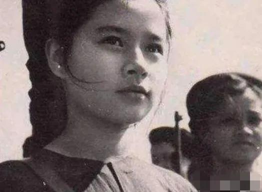 1982年女飞行员刘晓莲在驾驶飞机爬升至700米时，突然被一架歼击机撞击，伴随一
