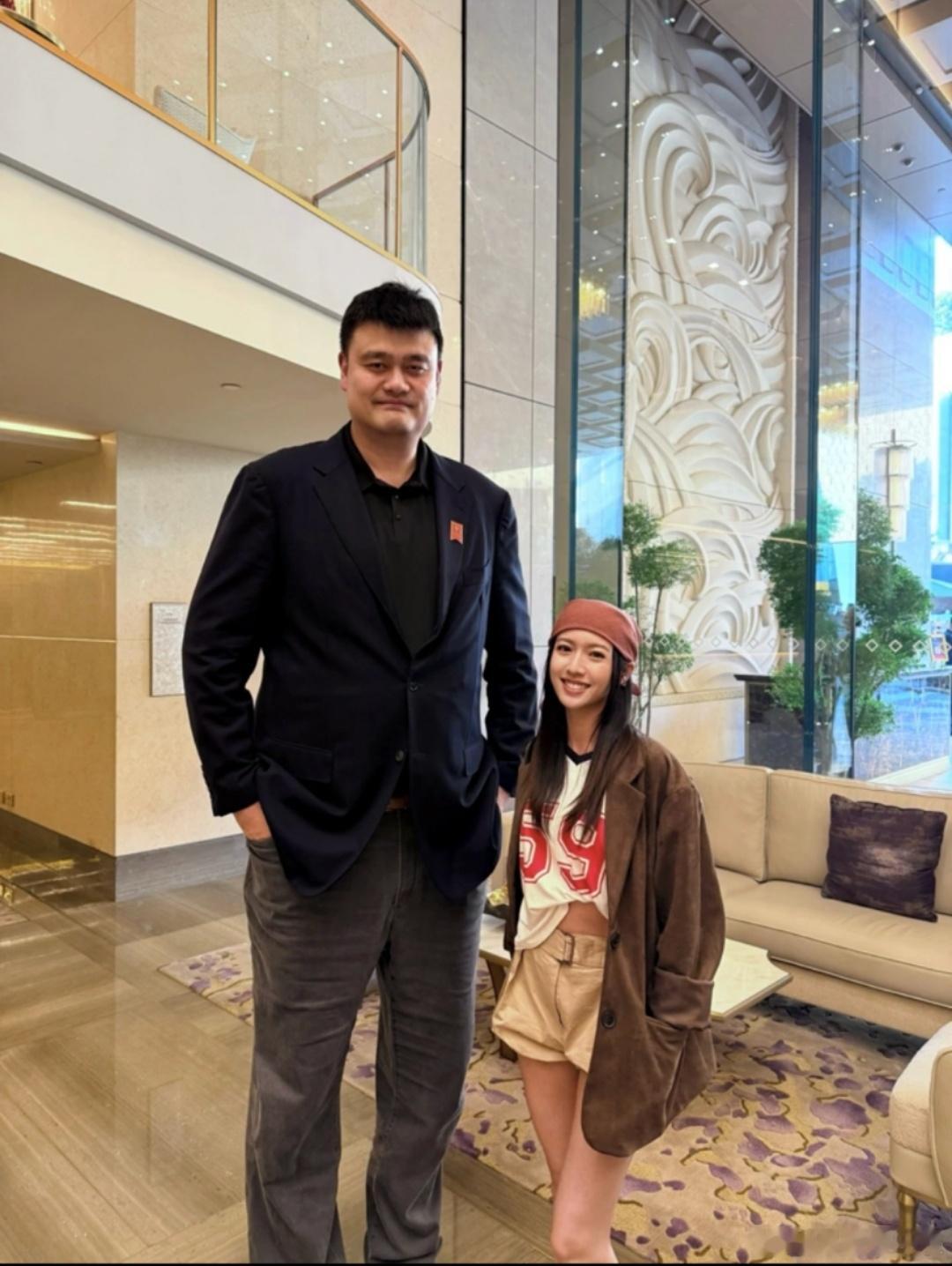 蔡思贝姚明合照蔡思贝晒姚明贝克汉姆合照刚刷到这条娱乐资讯瞬间被戳中，蔡思贝的N
