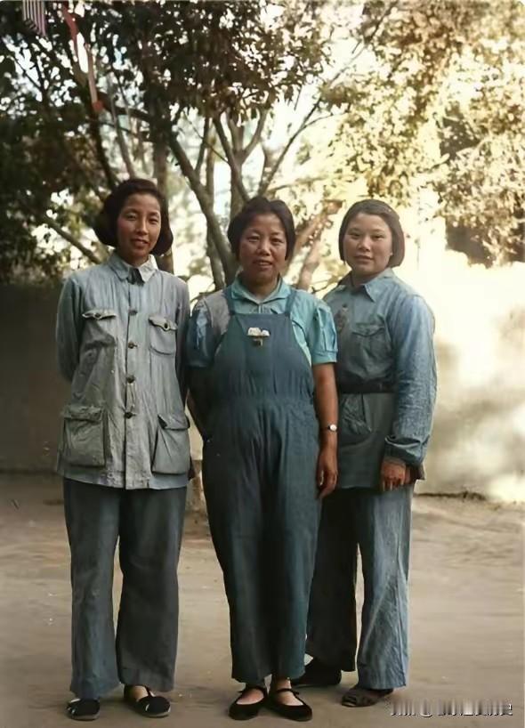 三位开国元勋夫人的合影，除了邓大姐，另外两位你能认出来吗？