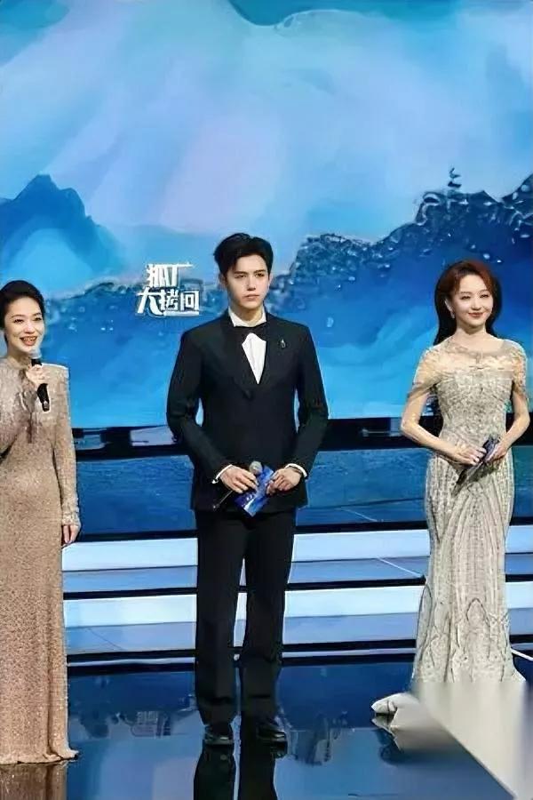 昨晚金鸡开幕最尬的——不是谁穿错礼服是陈飞宇站C位主持！第一次主持就