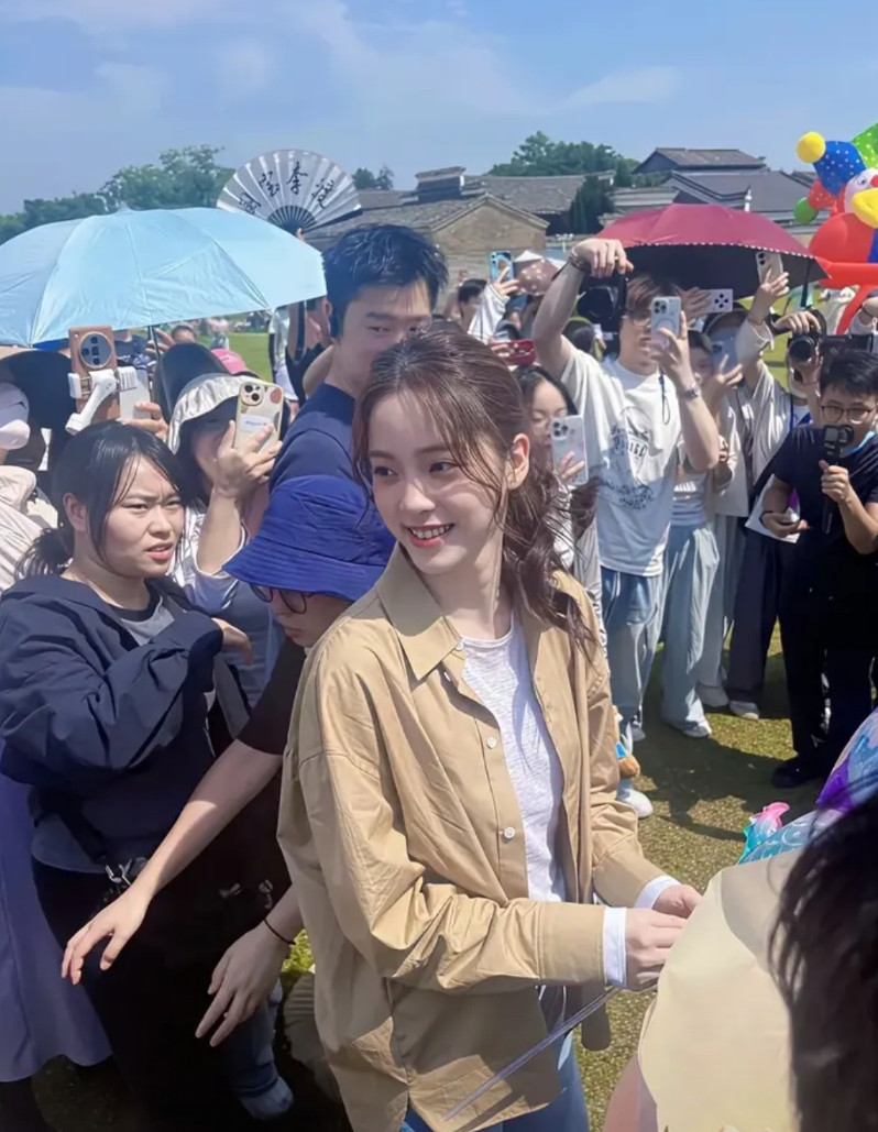 欧阳娜娜在南昌演出结束后，顺道回了趟吉安老家。吉安文旅局知道她来了高兴坏了，直接
