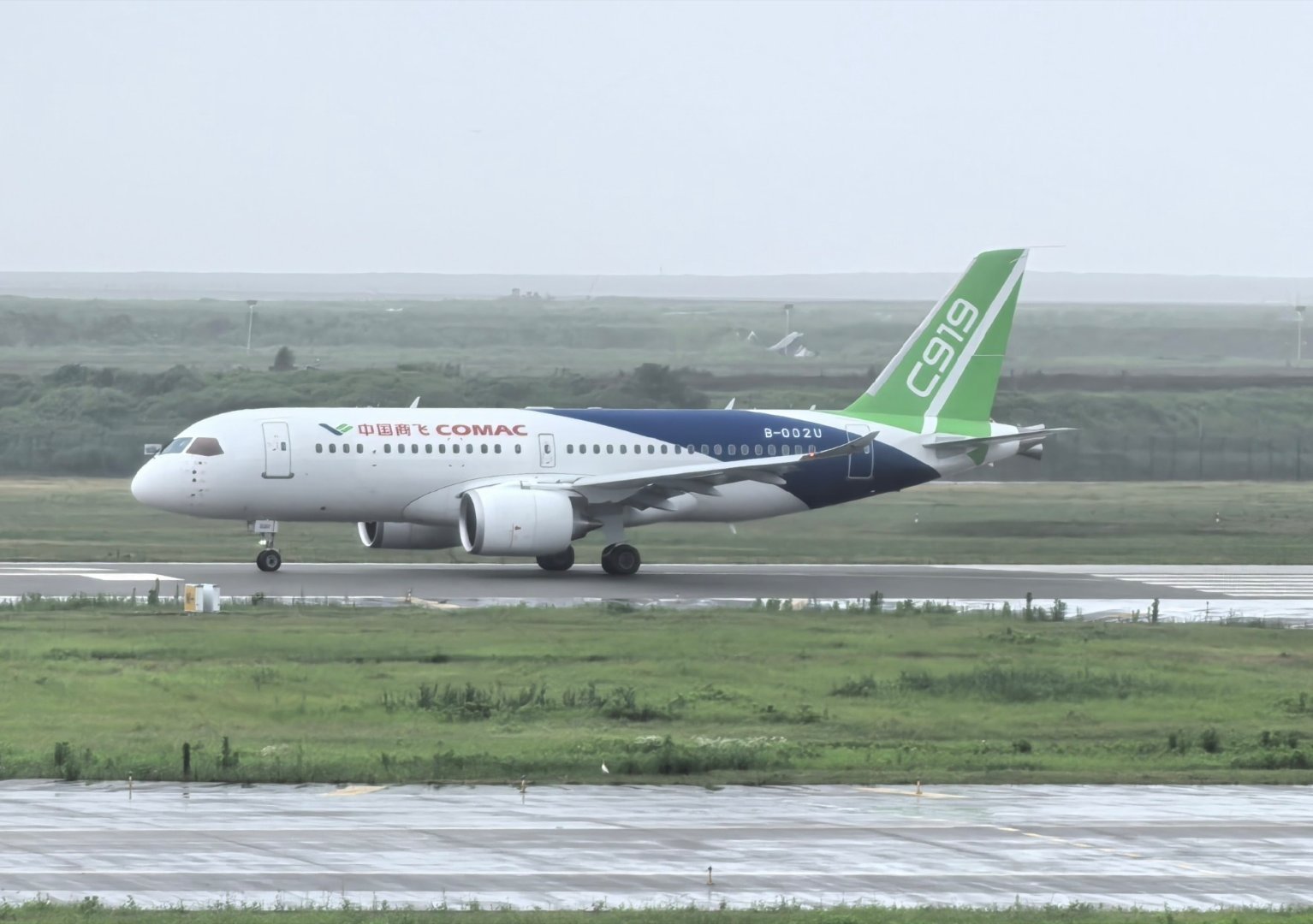 C919-600高原型开始滑行试验。从C919-100的机身中拆除六个框架节段后