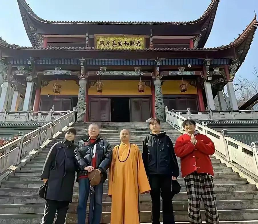 胡歌陈龙到九华山祈福，他穿黑衣没精神，不如陈龙朝气蓬勃！胡歌的帅，还是一如既