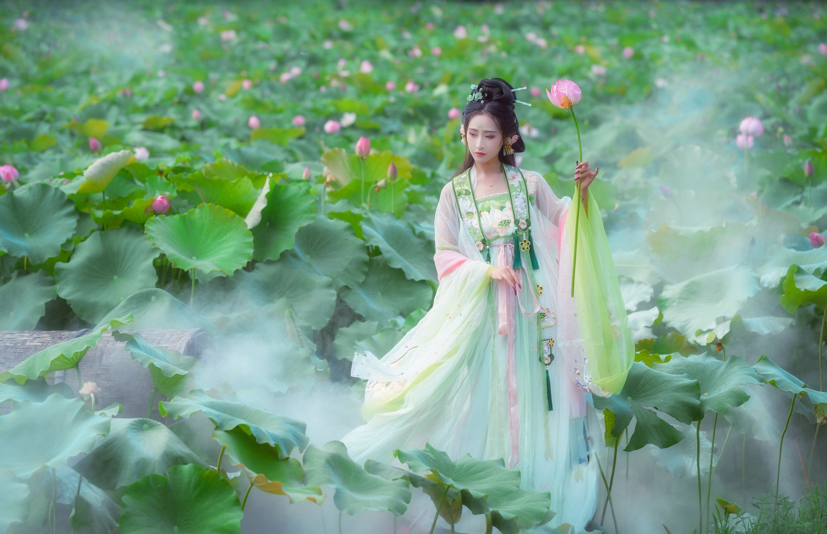 荷花池的古装美女小姐姐