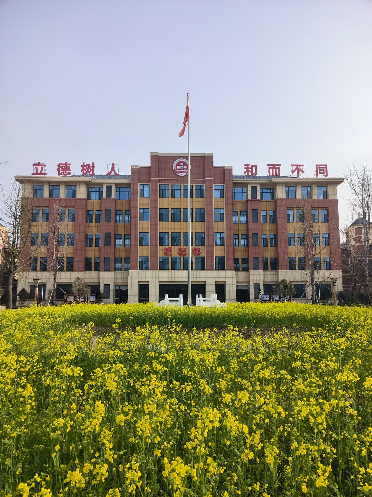 上课能喝水吗？我提出了这个问题，结果全班学生都认为，课堂上能够喝水，理由是不影响