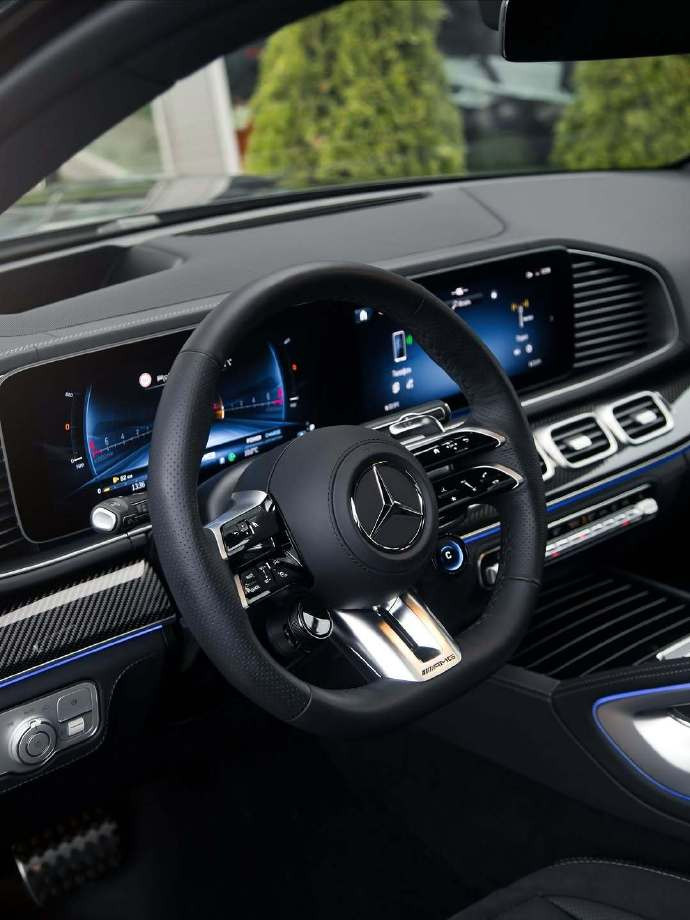 奔驰GLS63实车4.0TV8双涡轮踩下去那声浪，全小区都知道你出门了。