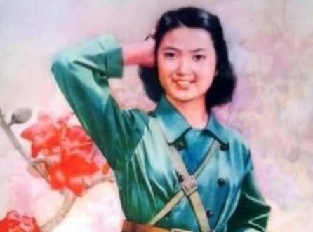 1950年，19岁的丁佑君被土匪抓获，土匪们看到她白皙如玉的肌肤，扒光了她的衣服
