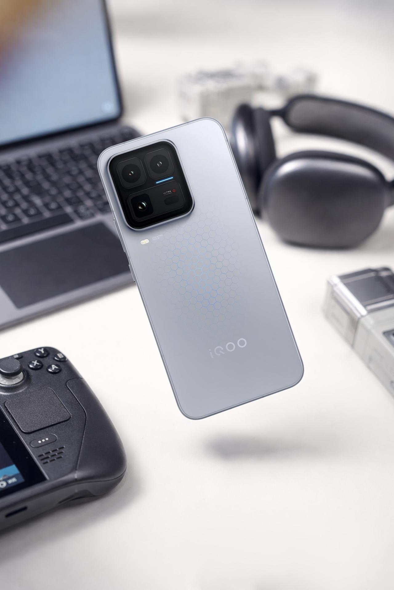 首台「性能Ultra」iQOO15Ultra来了！不光是性能超能打，颜值也杀