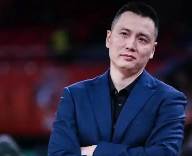 卢伟措手不及！昨晚深夜时分，有媒体人曝出篮协对于上海男篮的处罚已经出炉，禁止